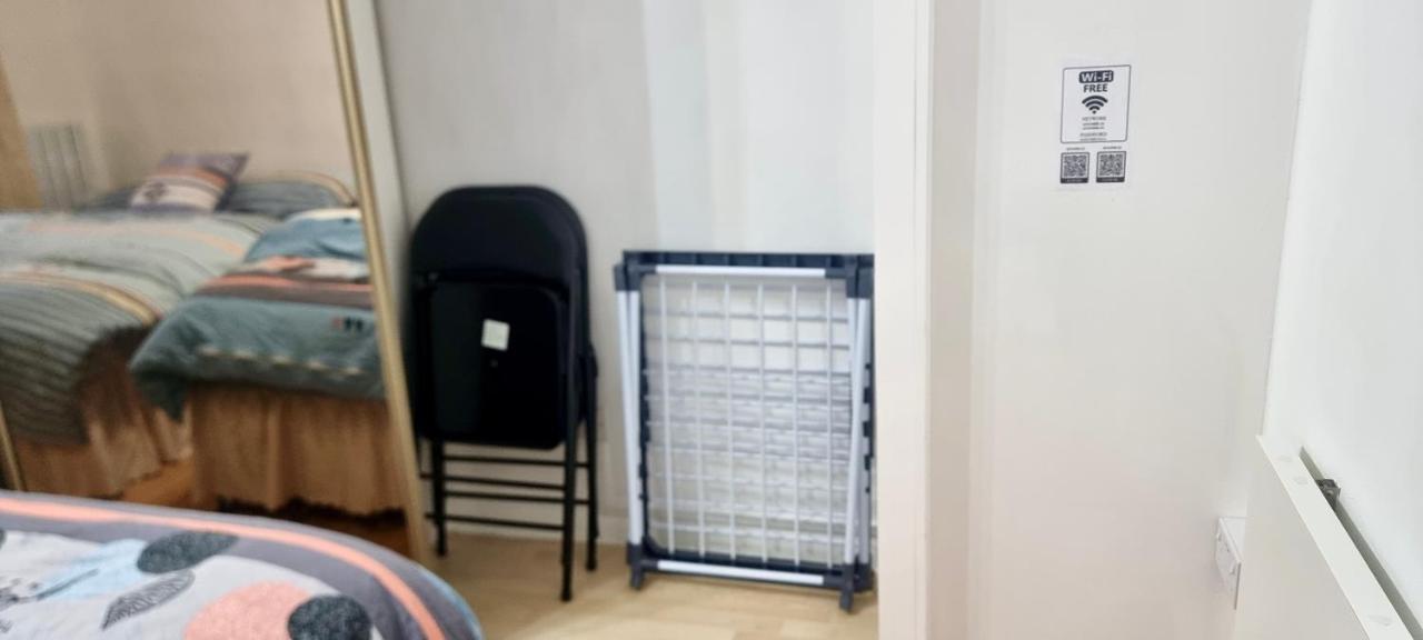 Friendly family apartment comfort sleep 6 close to tube bus airport - 5