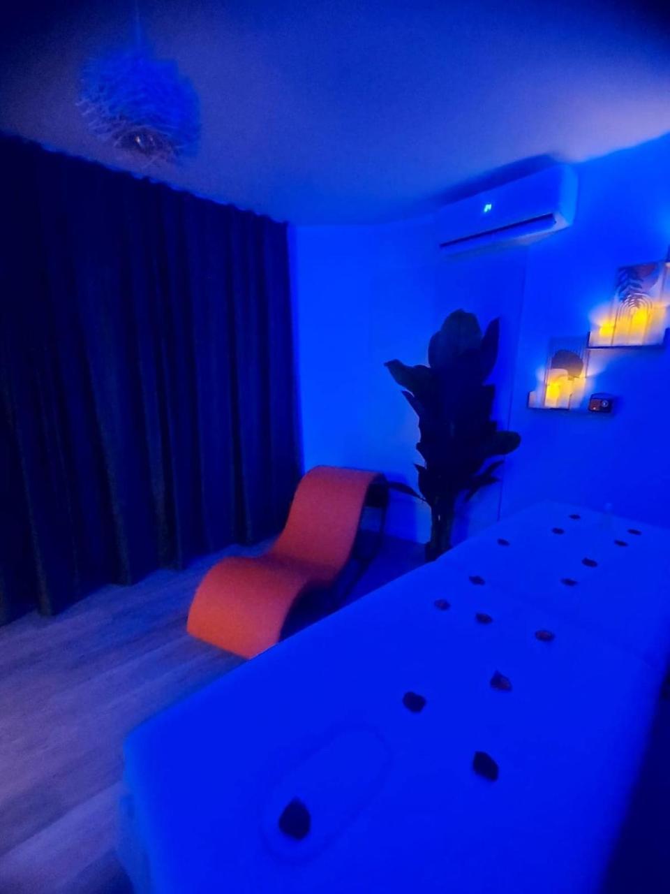 Villa Romance Intime Prestige -Jacuzzi Privatif, , Table a massage , Fauteuil tantra, Balançoire romantique - 5