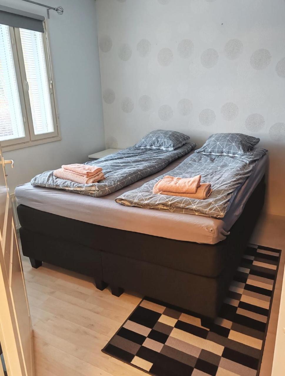 120n Villa Hietala paritalo, 1-8henkilön LUXUS majoitus, 3x160cm jenkkisängyt Löhösohvat, iso takaterassi, täyd keittiö Kodink, laatu sauna, Takka, Tv 75" x2, 2wc, autokatos, avainboxi koodilla, itsekirjaus 24h, wifi ja 500mb kuitunetti, kuivaava pesukone - 4