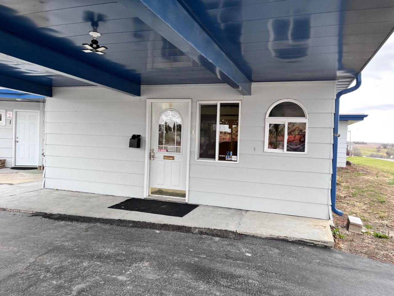 Midway Motel photo 2