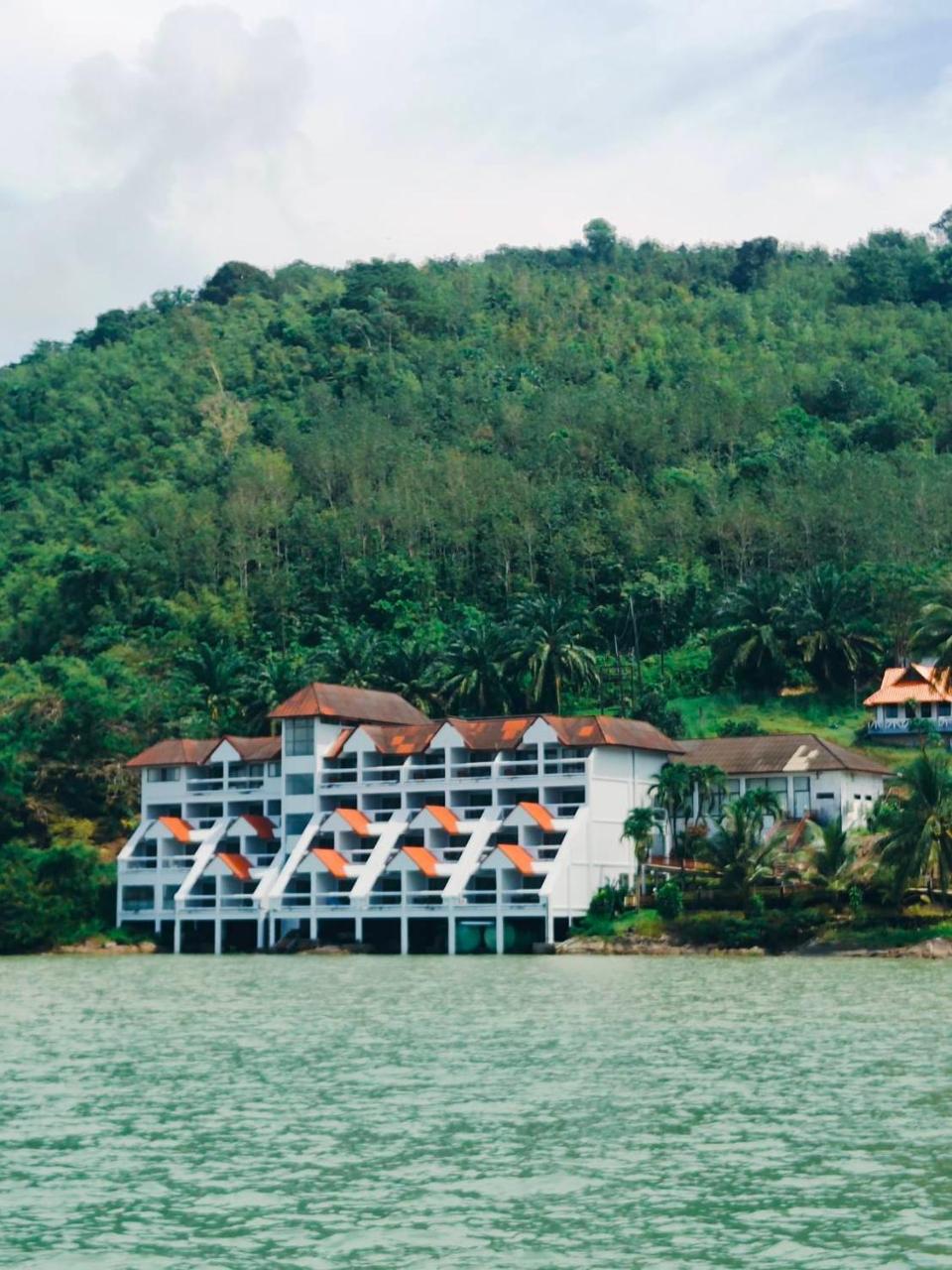 Jansom Beach Resort