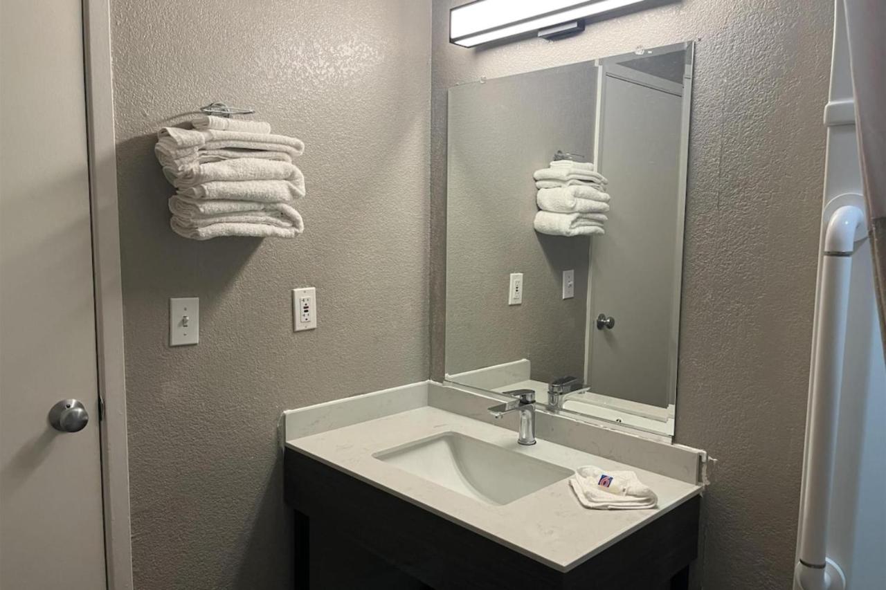 Motel 6 - Las Vegas, NV - Downtown Fremont St Experience photo 2