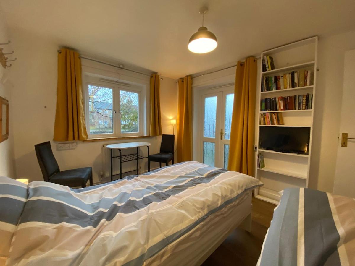 Thames Side Flat - 2