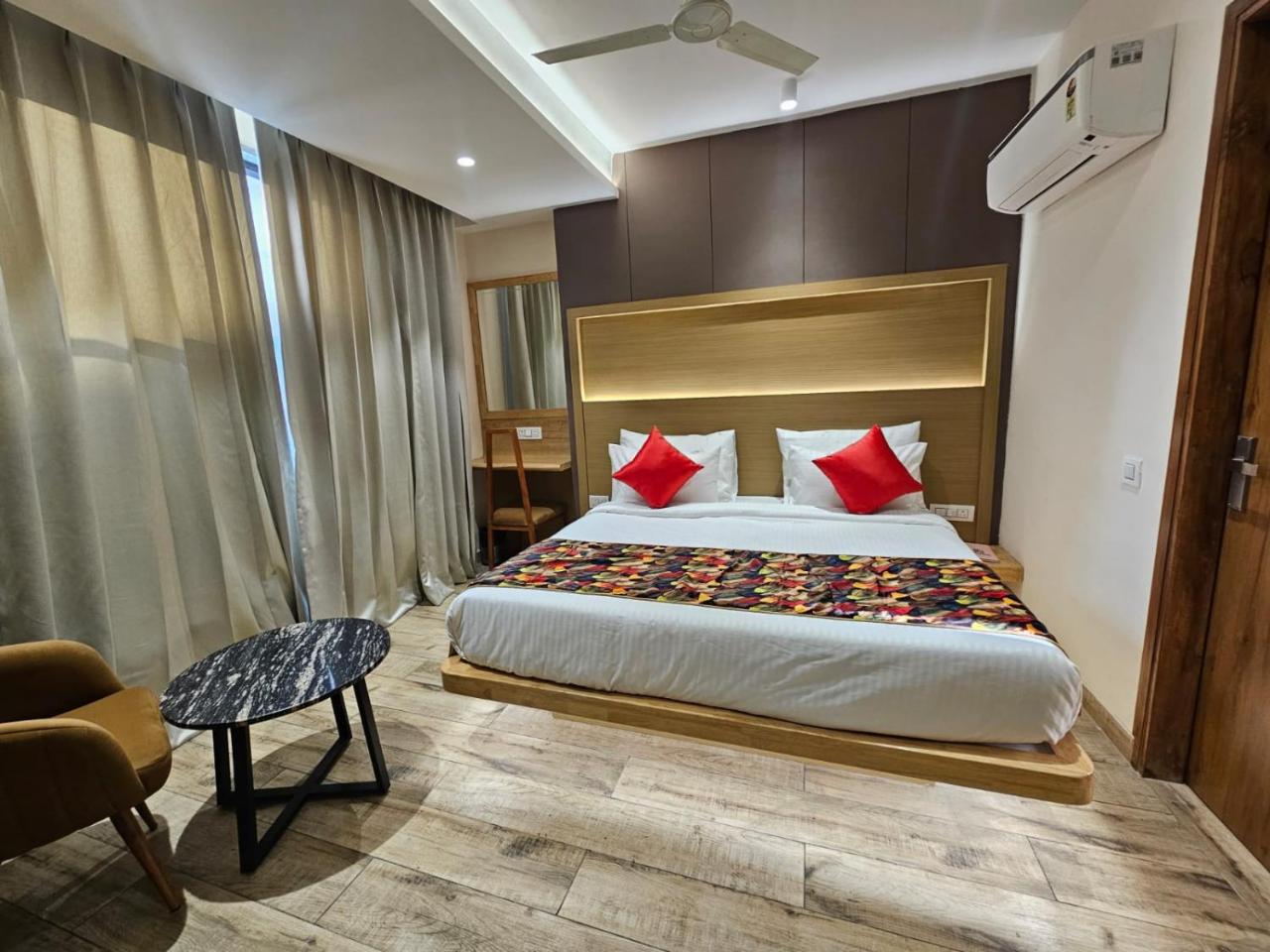 Photo - Travellers Hotel