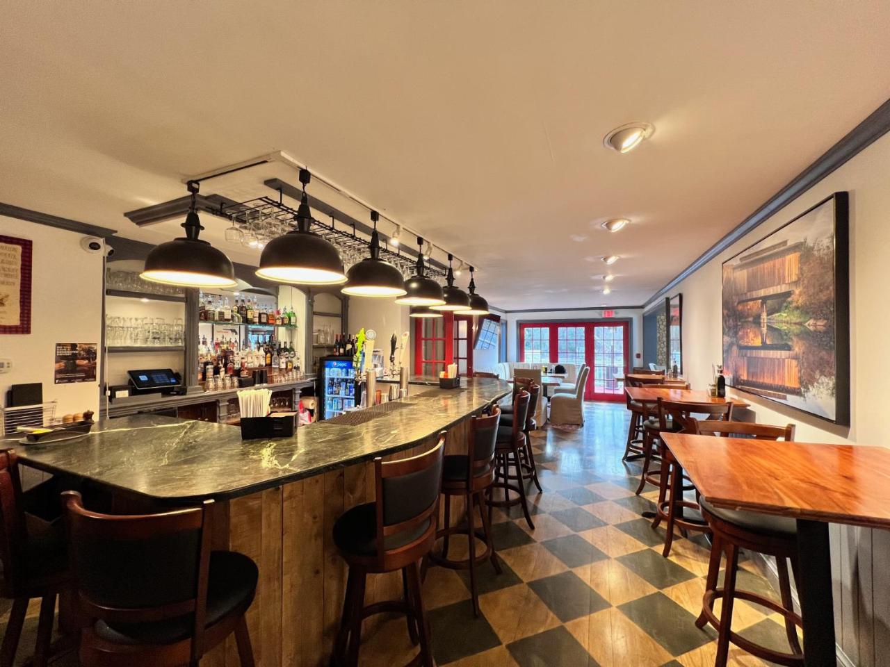 The Four Columns Inn & 1832 Tavern photo 4