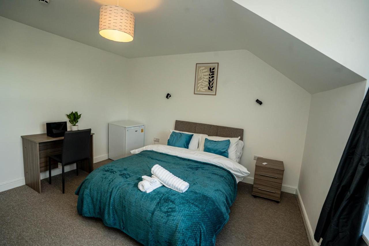 Queens Court Ensuite Studio - 2