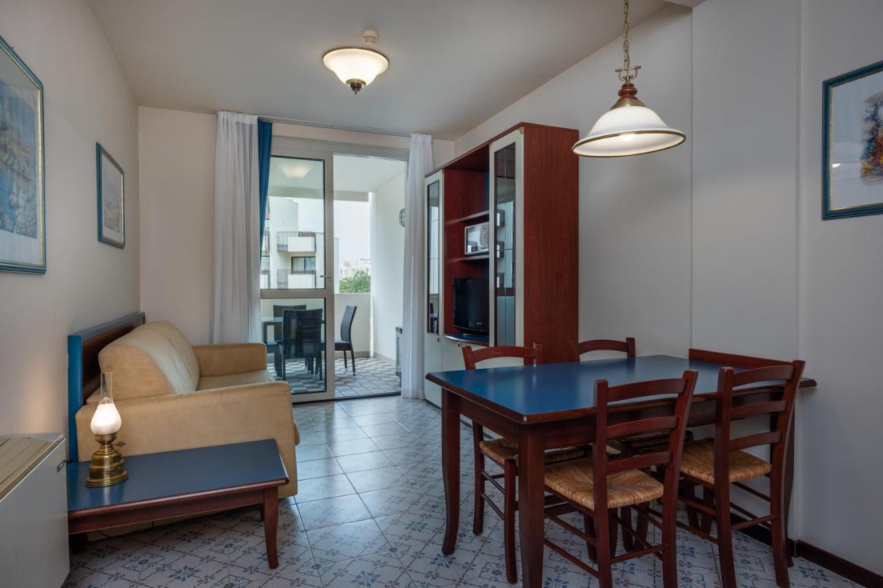 Aparthotel Holiday photo 2