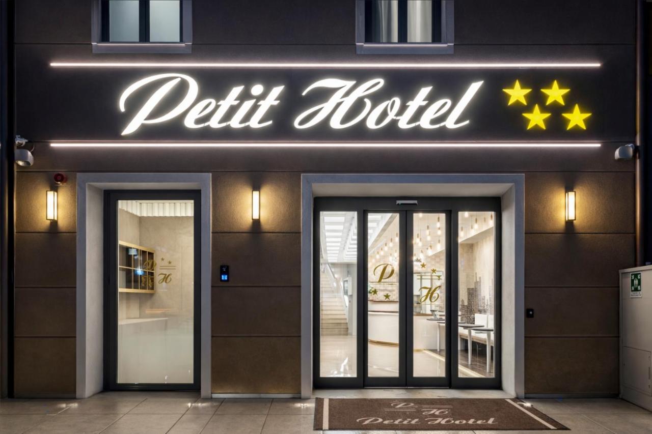 Petit Hotel - 2