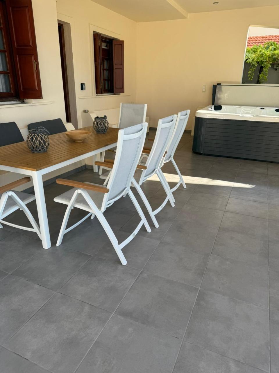 Amaryllis Beach House - 3