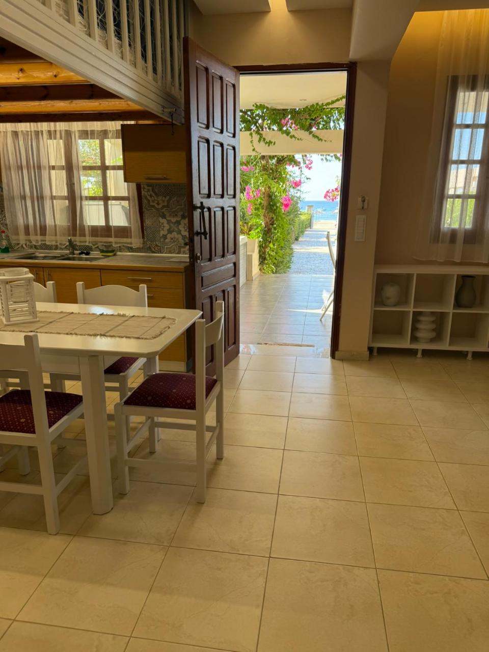 Amaryllis Beach House - 5