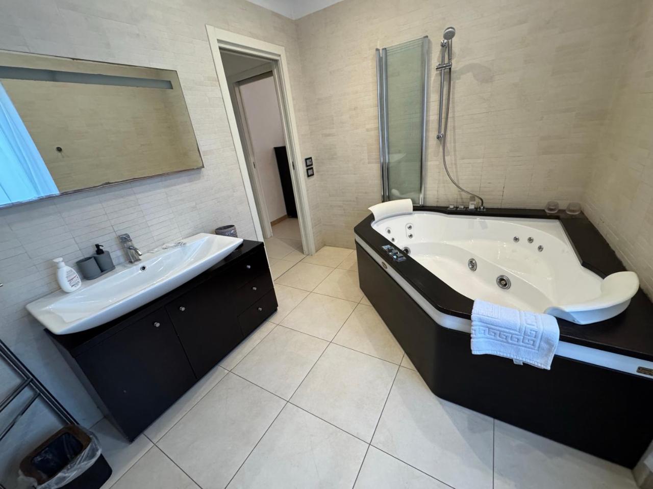 Centro e mare - 2 camere, terrazza e jacuzzi - 4