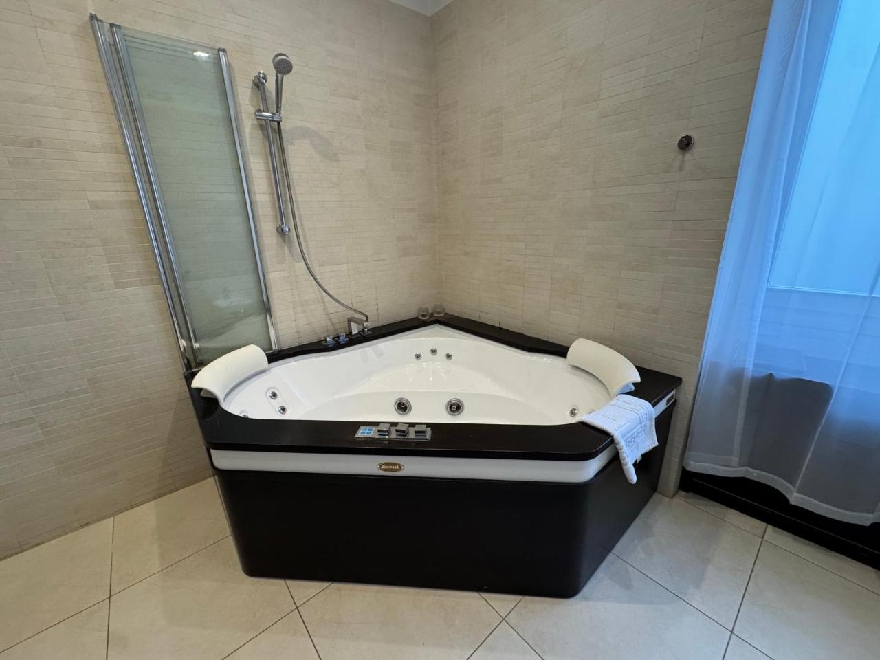 Centro e mare - 2 camere, terrazza e jacuzzi - 2