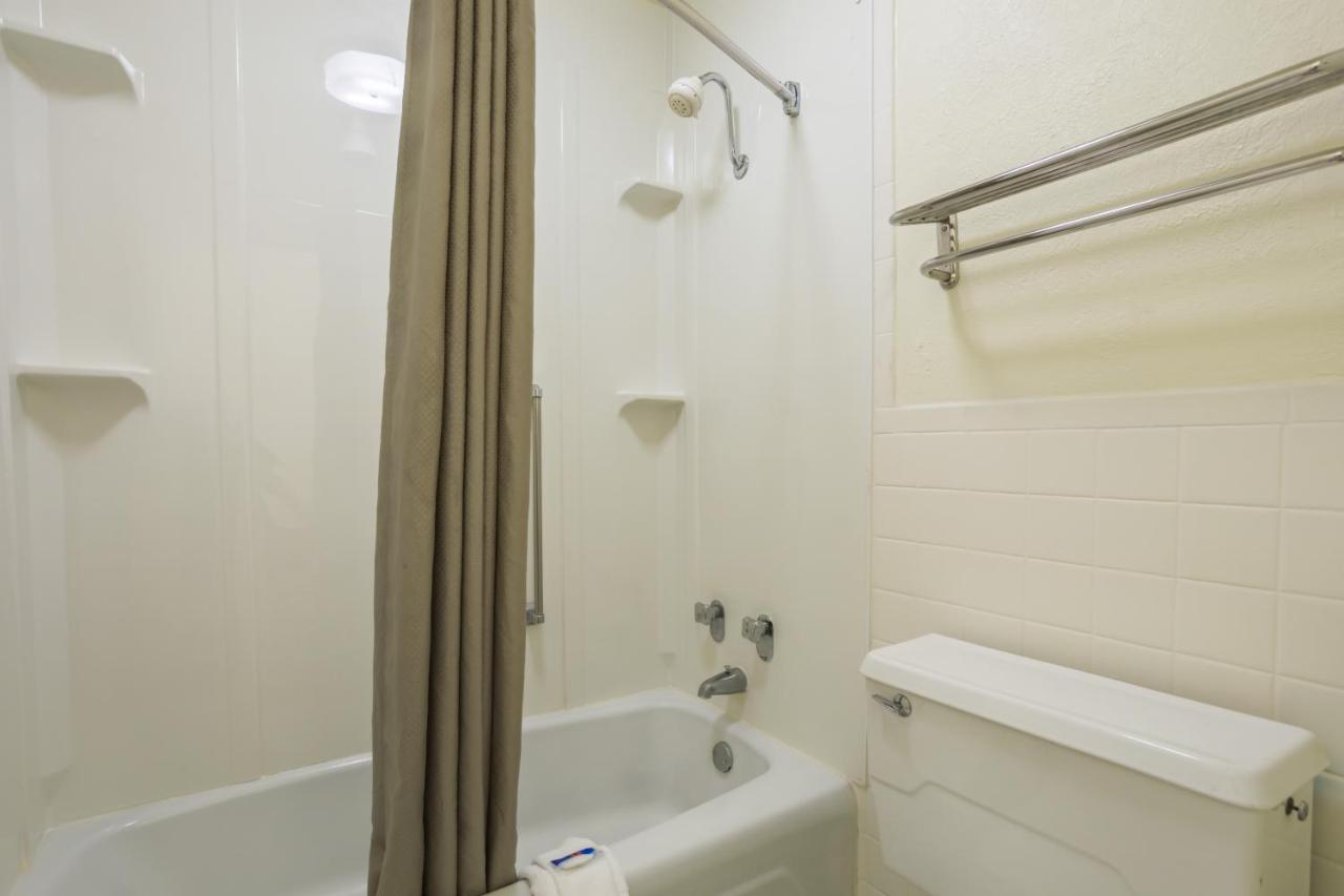 Motel 6 Spring Hill, FL - Weeki Wachee photo 4