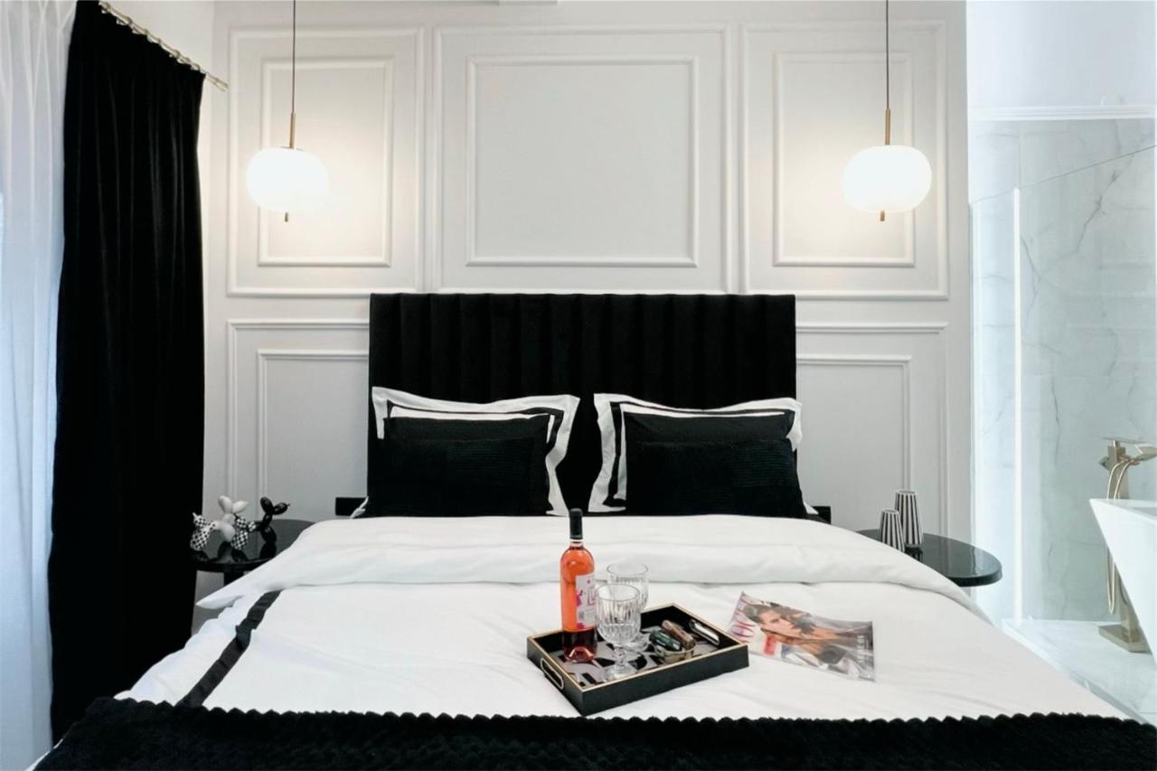 Black & White Luxury Living - 6