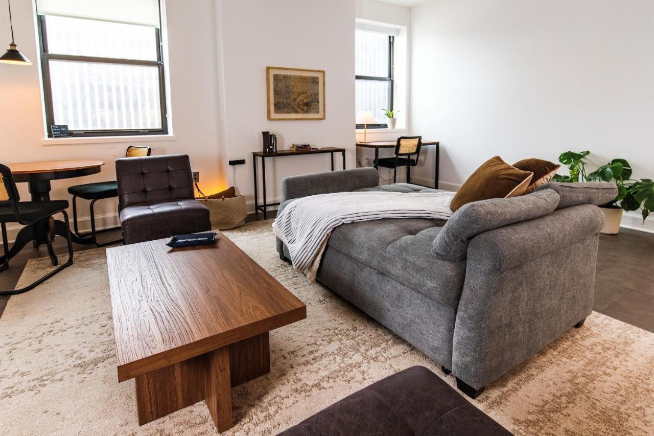 Luxury Downtown Apt with Parking, Gym, and Lap Pool · Sleeps 4-5 - 4