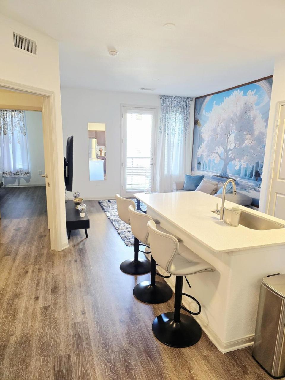 Luxury 1 BedRM Unit in Frisco Pool Gym & Workplace - 3