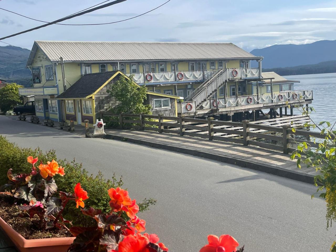 Seine Boat Inn