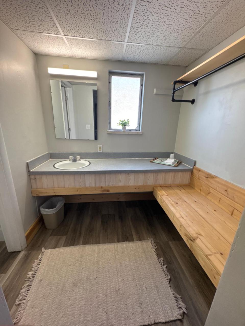 Tecumseh Inn & Suites