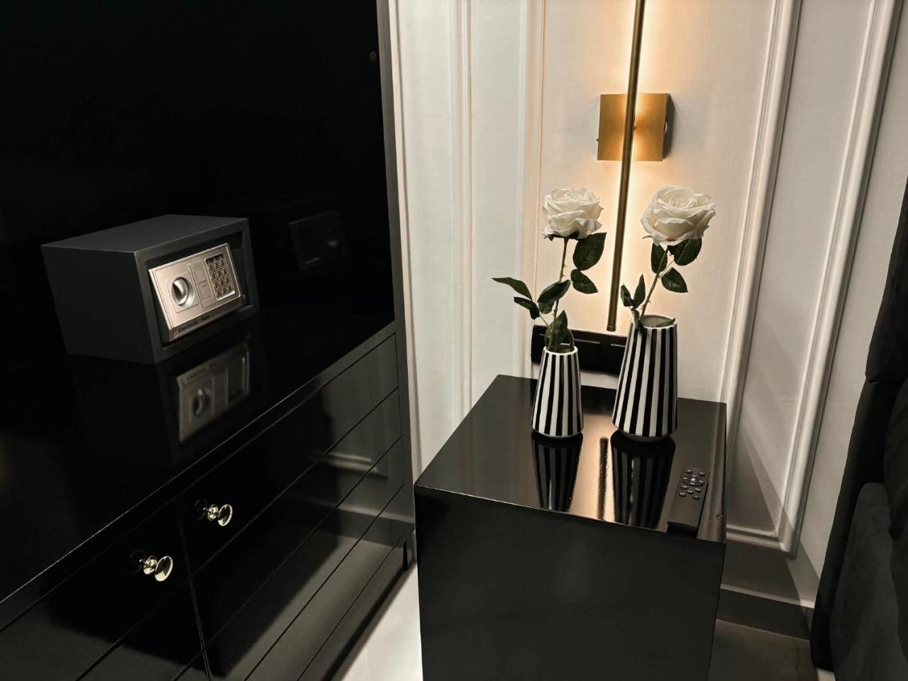 Black & White Luxury Living - 4