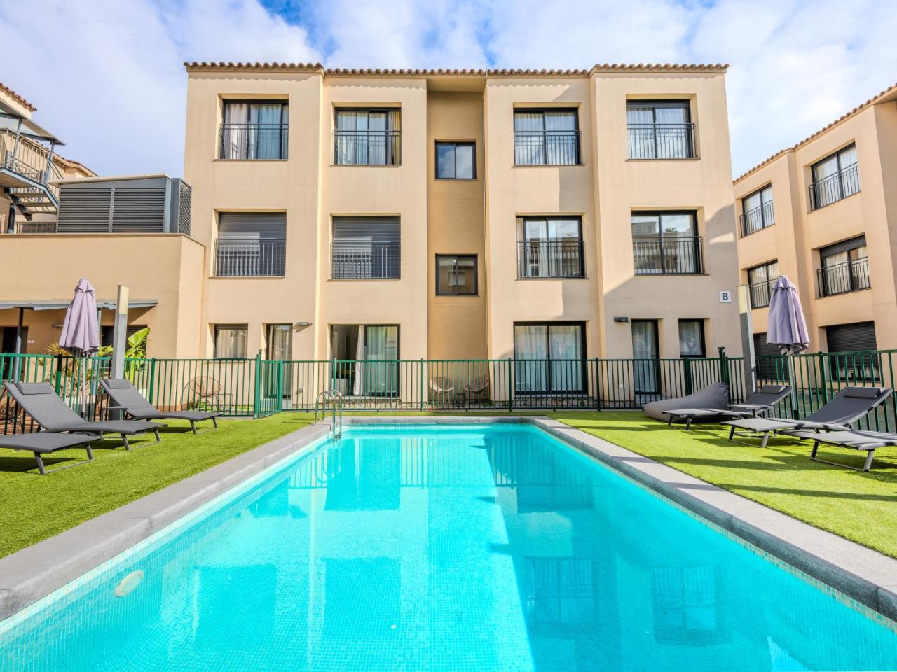 Castell Beach Aparthotel