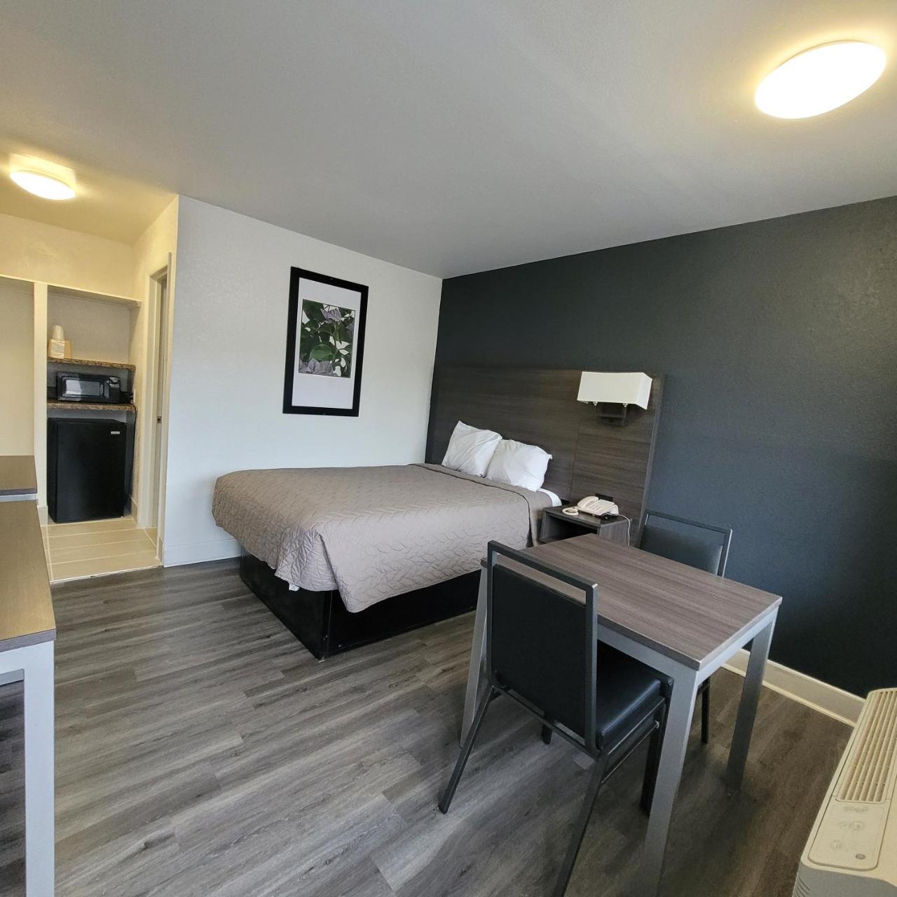 Budget Inn photo 3