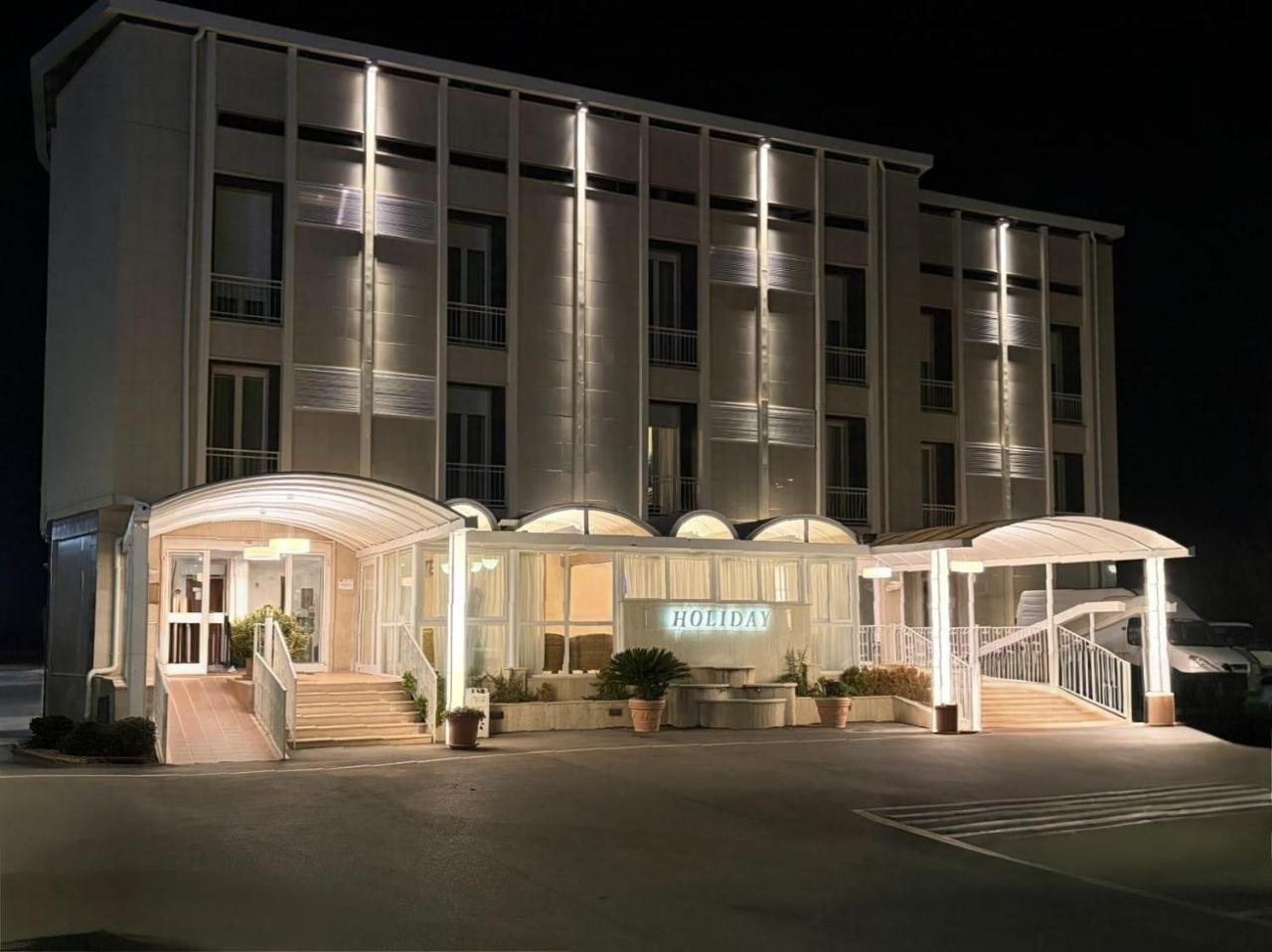 Hotel Holiday