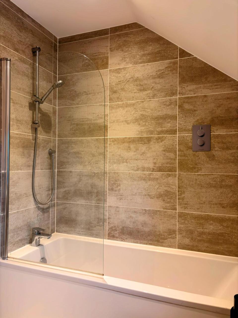 Spacious & Modern House in Sittingbourne - 5