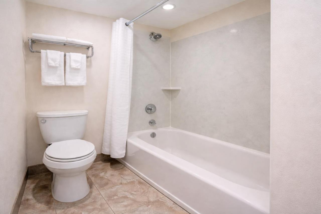 Super 8 by Wyndham Bakersfield CA Near Airport photo 4