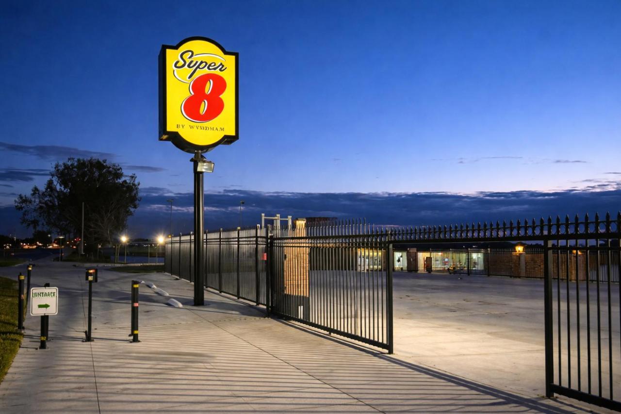 Super 8 by Wyndham Bakersfield CA Near Airport