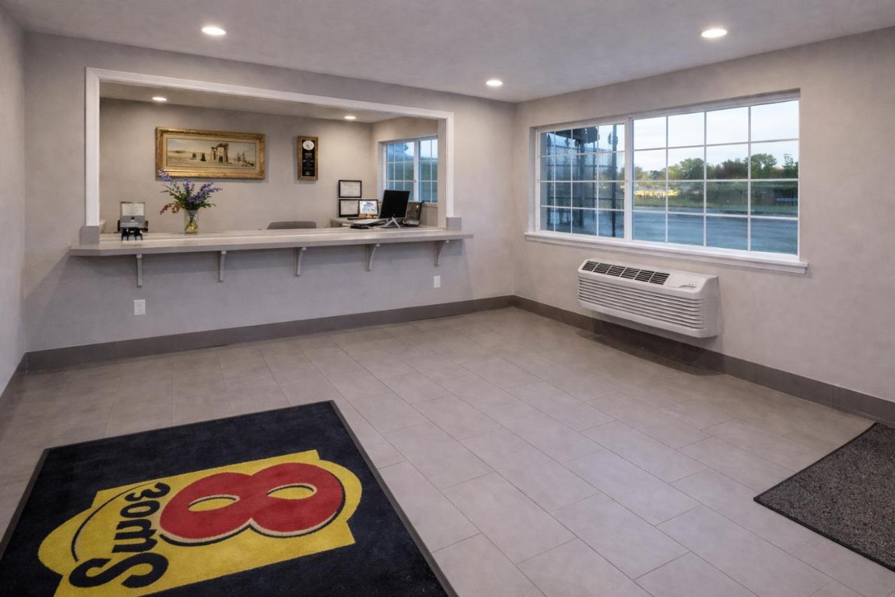 Super 8 by Wyndham Bakersfield CA Near Airport photo 2
