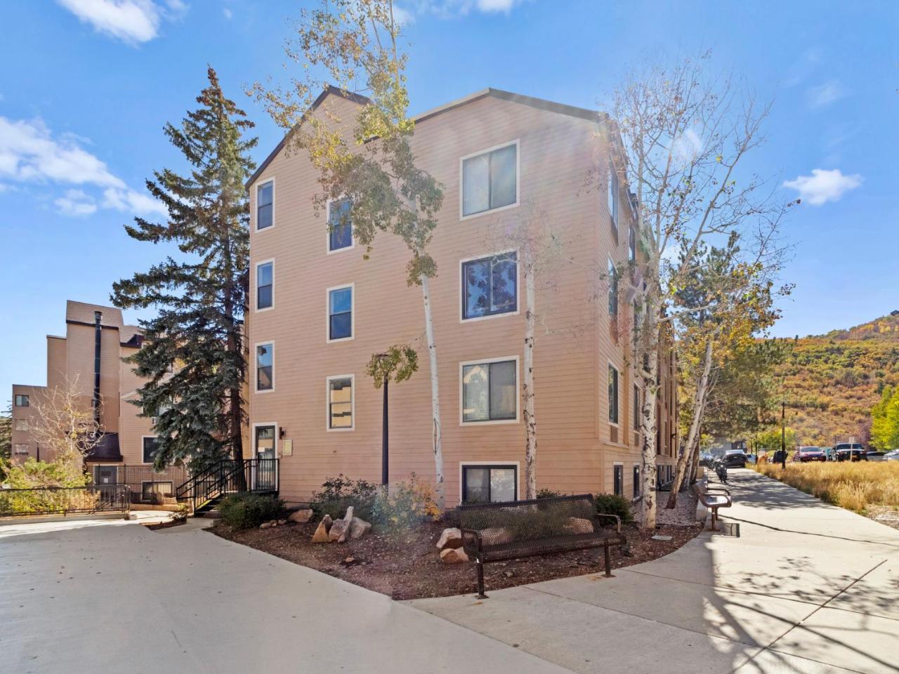 Carriage House Condominiums by All Seasons Resort Lodging