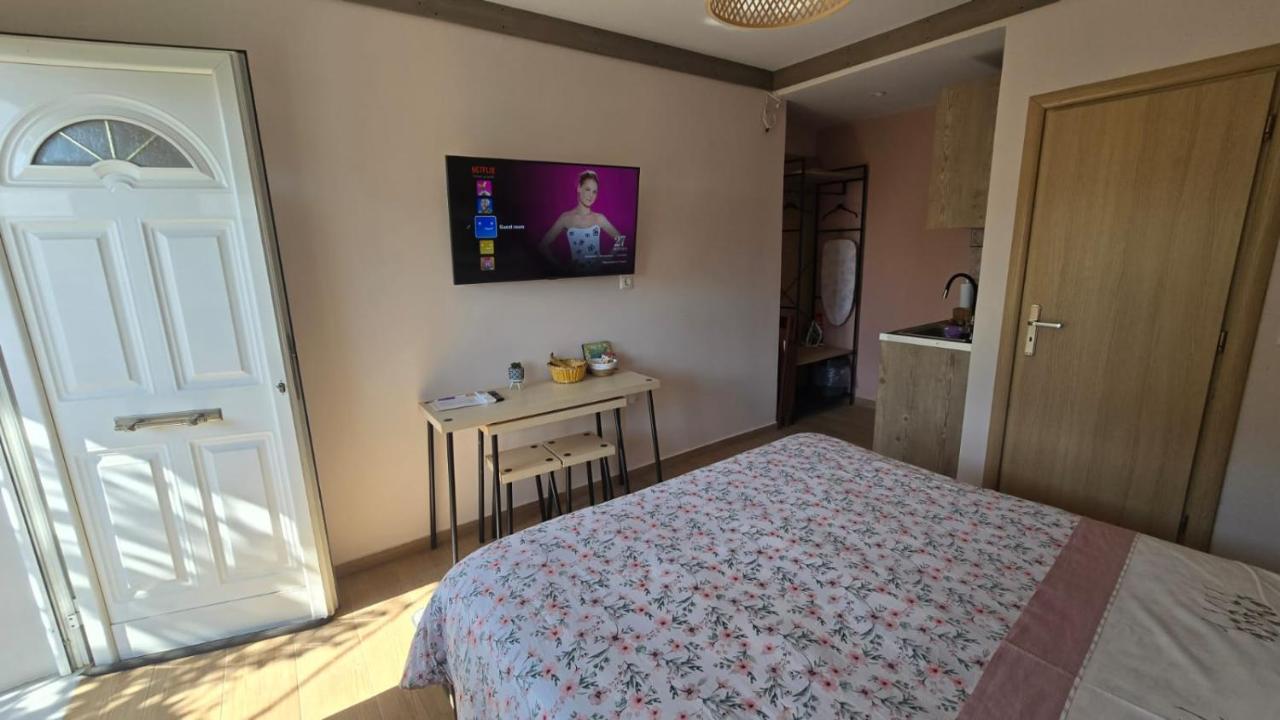 Semelia & Maria's Guest Houses - Cozy Stay for 2 - 4