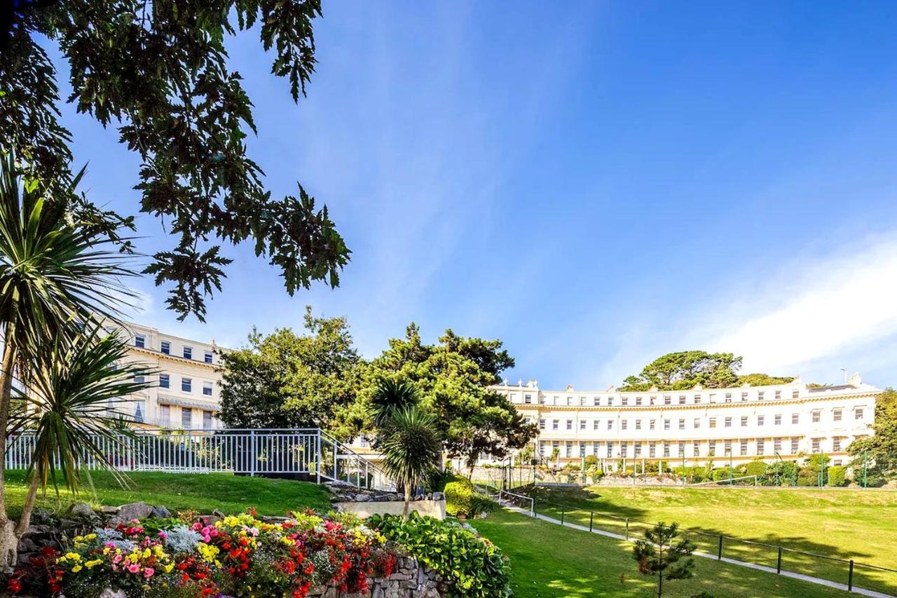 HUGE Sea views, Grade 1 Listed, Free Parking & Wi-Fi - 3