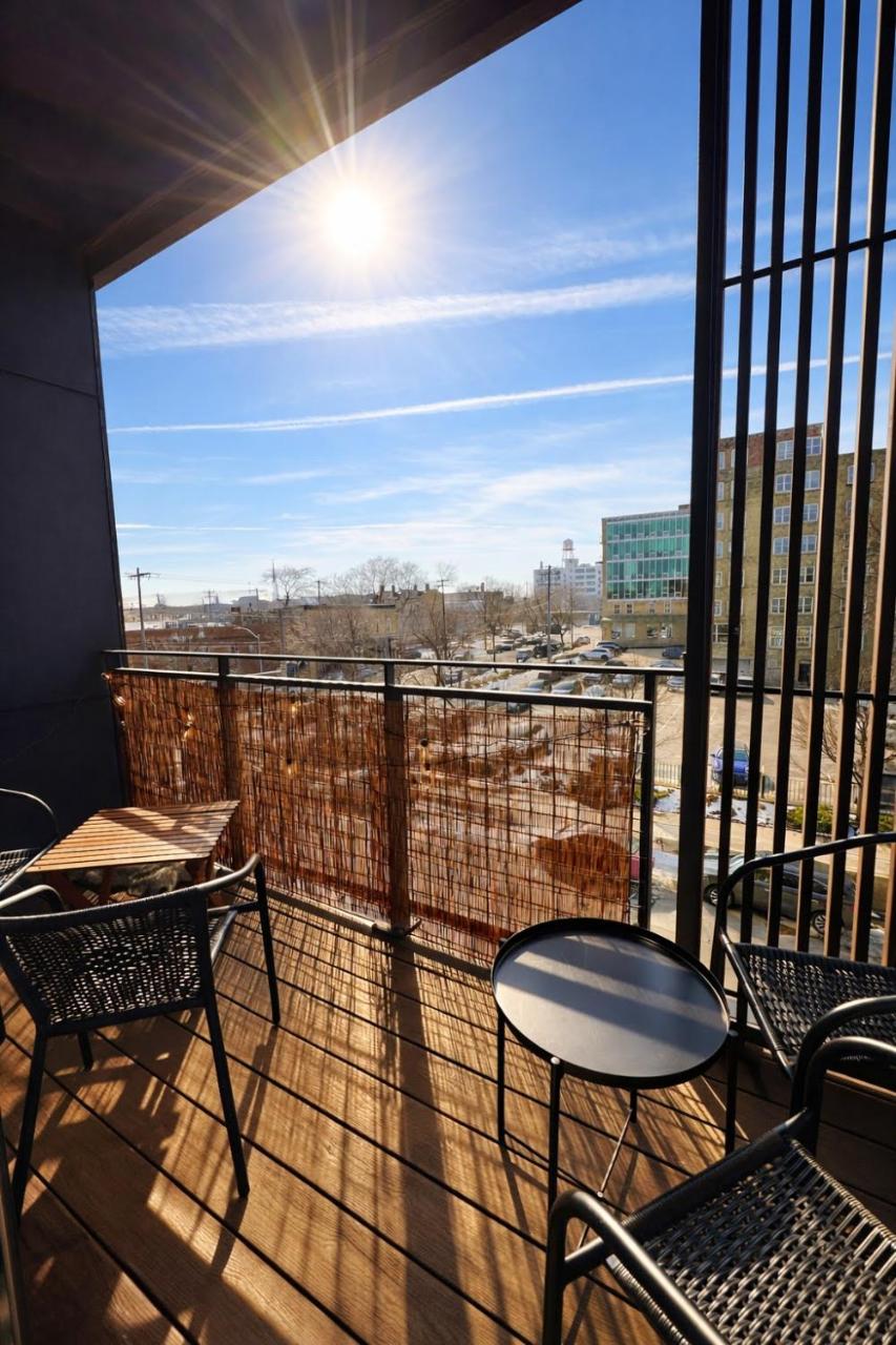 Walker's Point Designer 2BR · Prime Location with Balcony and Gym · Sleeps 6 - 6