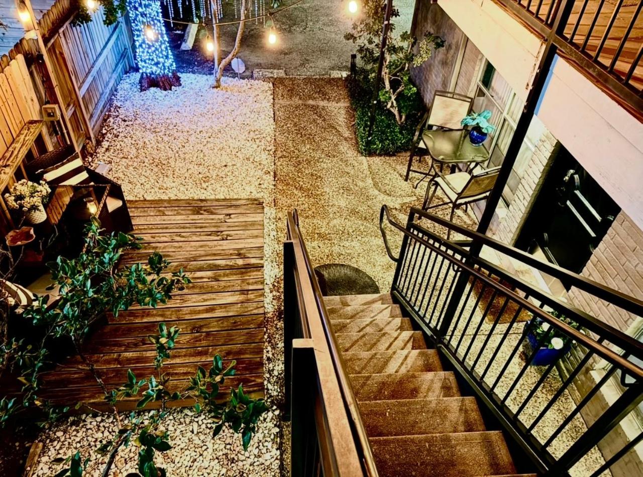 Spotless 1 BR Apartment! Montrose Stays An Art Lover's Dream - 5
