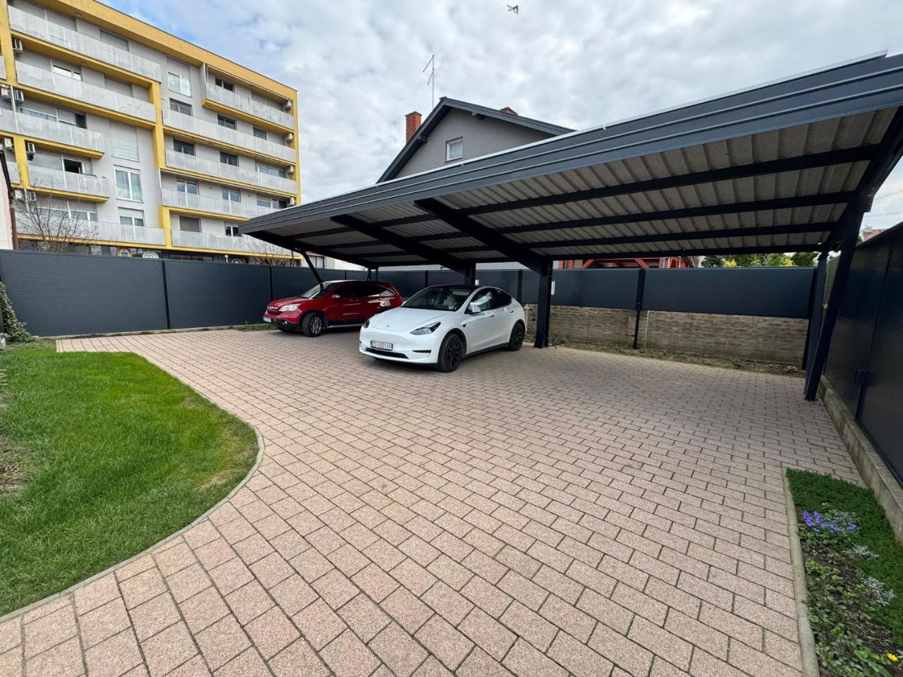 5 Crowns - Osijek - Free EV - Self check in - Pool - 4
