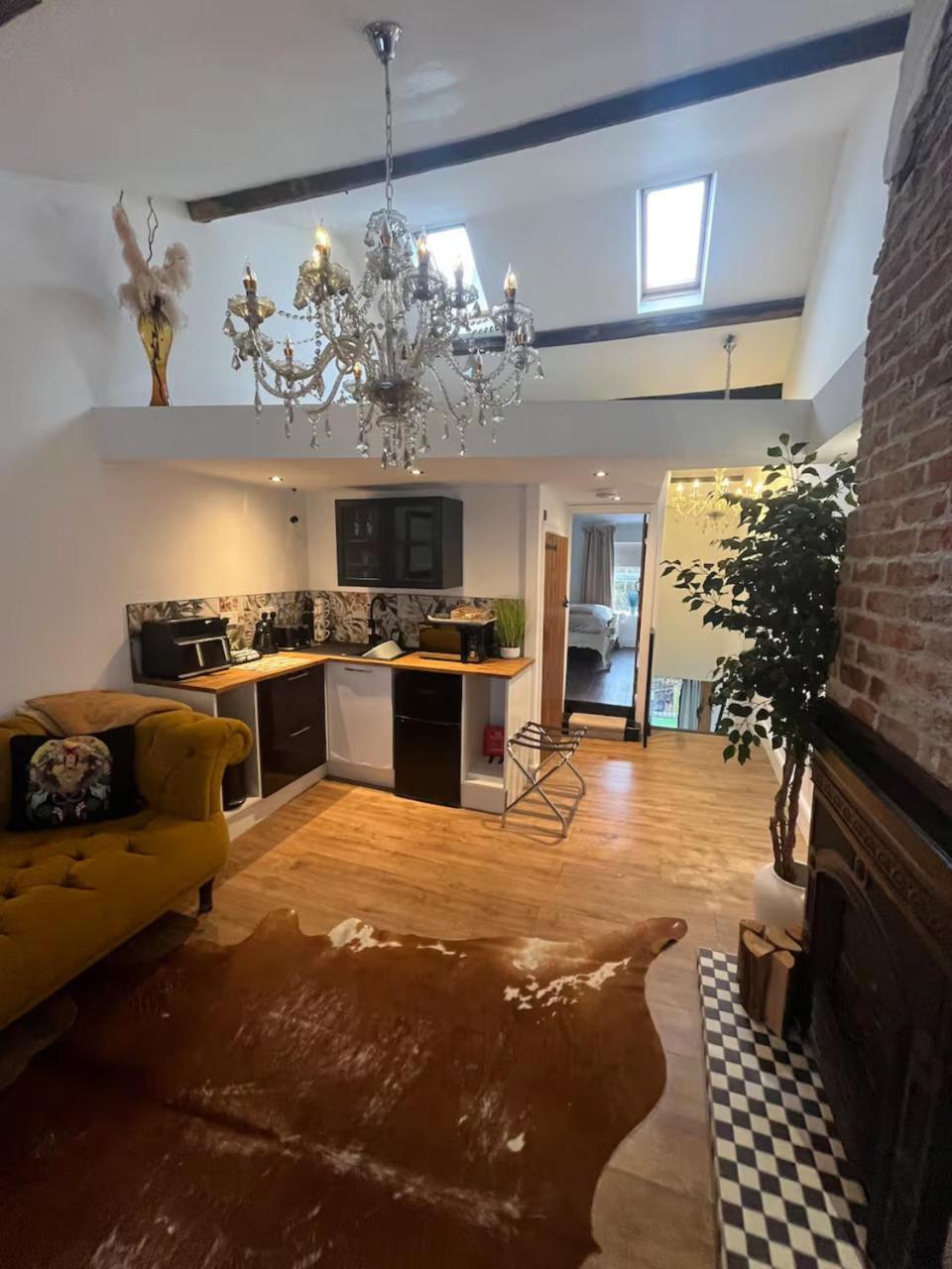 Rooftop One-Bedroom Apartment Near East Midlands Airport - 2