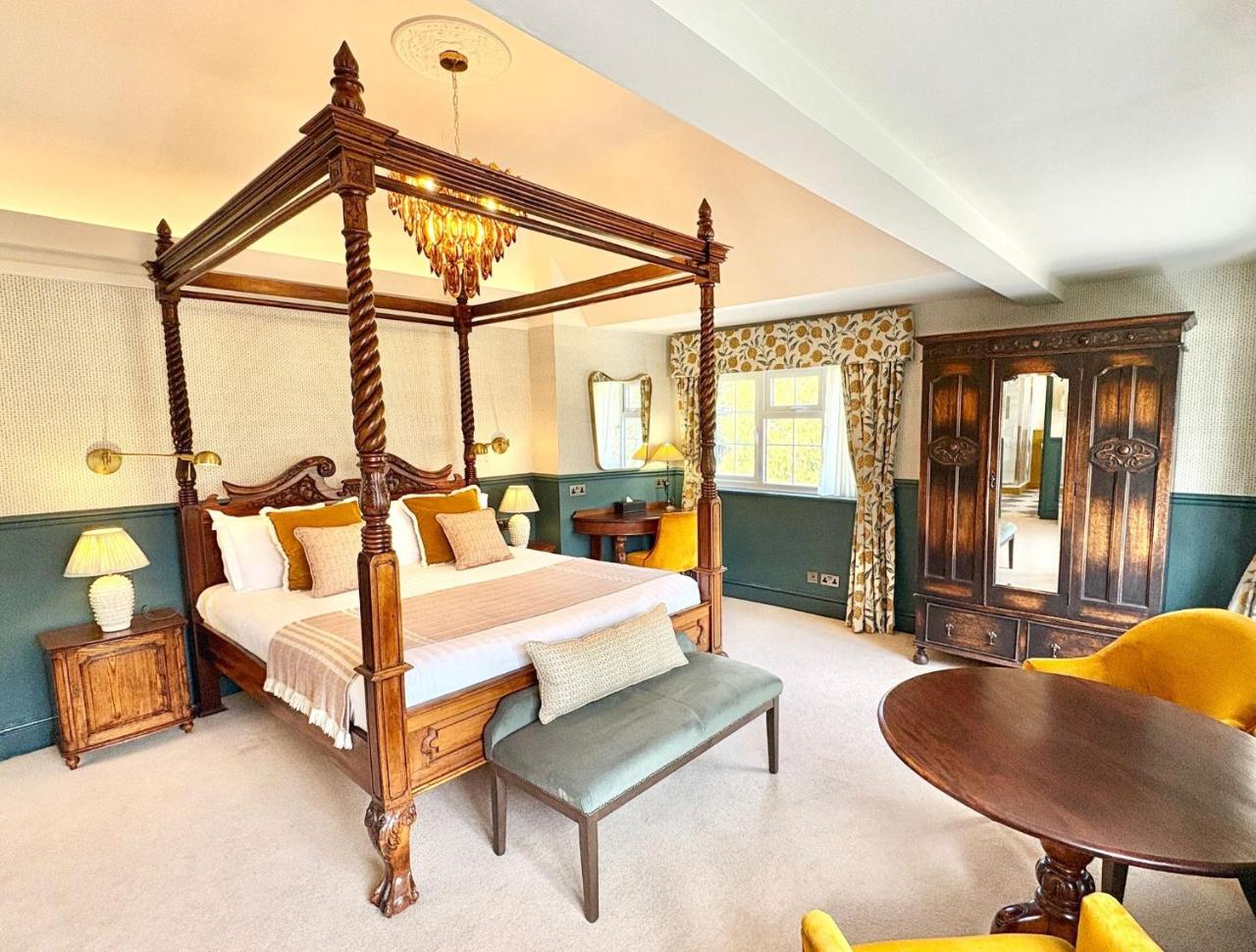 Photo - The Holt Hotel