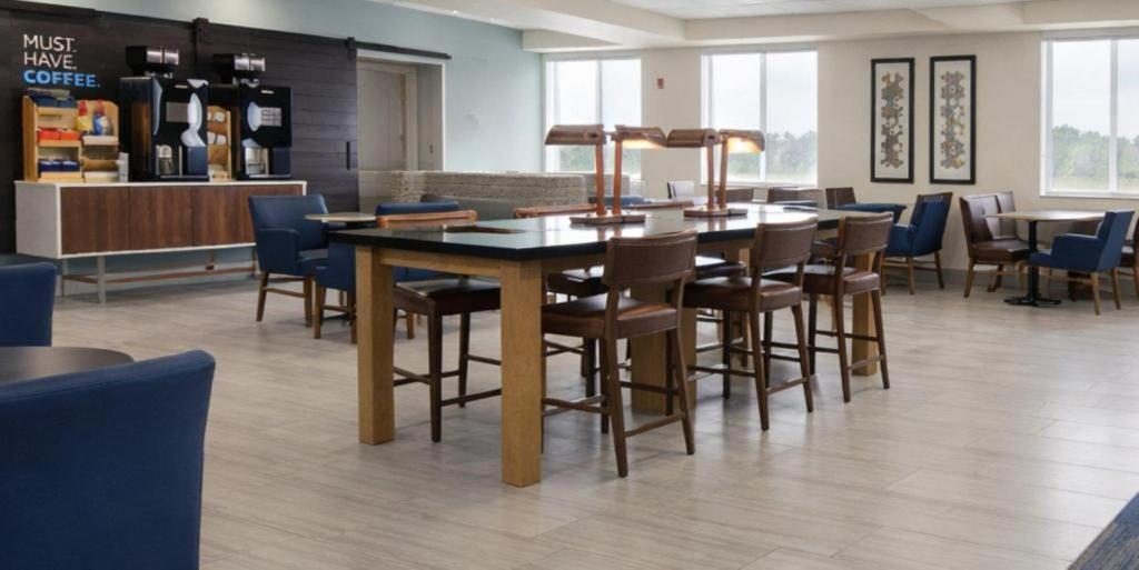 Holiday Inn Express & Suites Winner By IHG photo 2