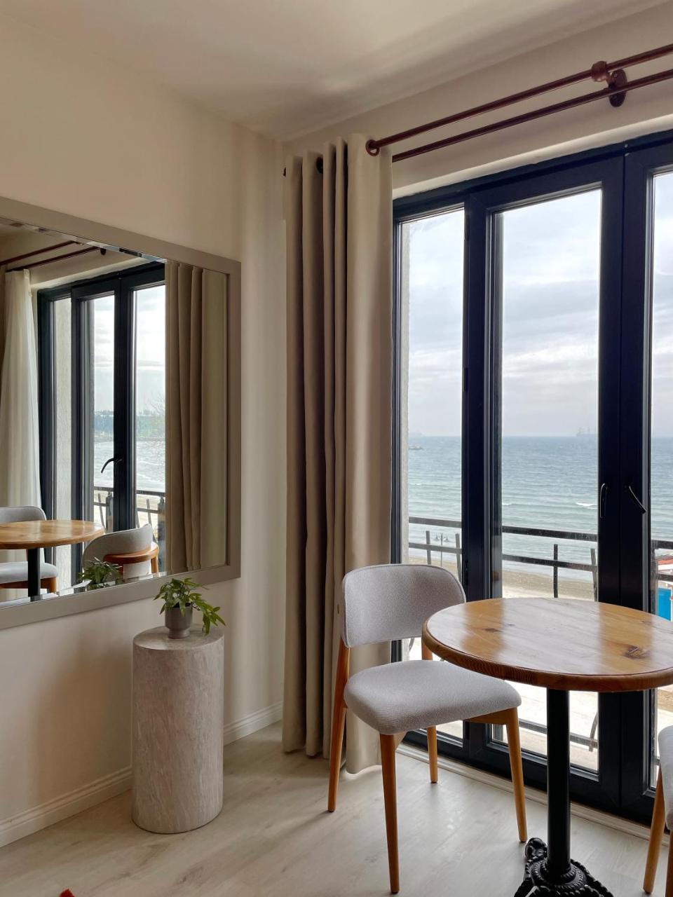 8 Rooms Hotel