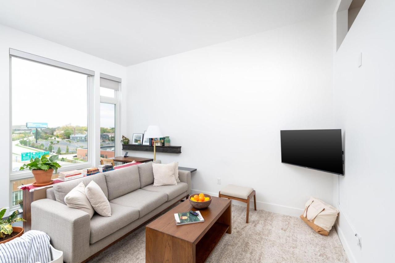 Modern Luxury 1BR Apt with Rooftop, Gym, and Parking - 2