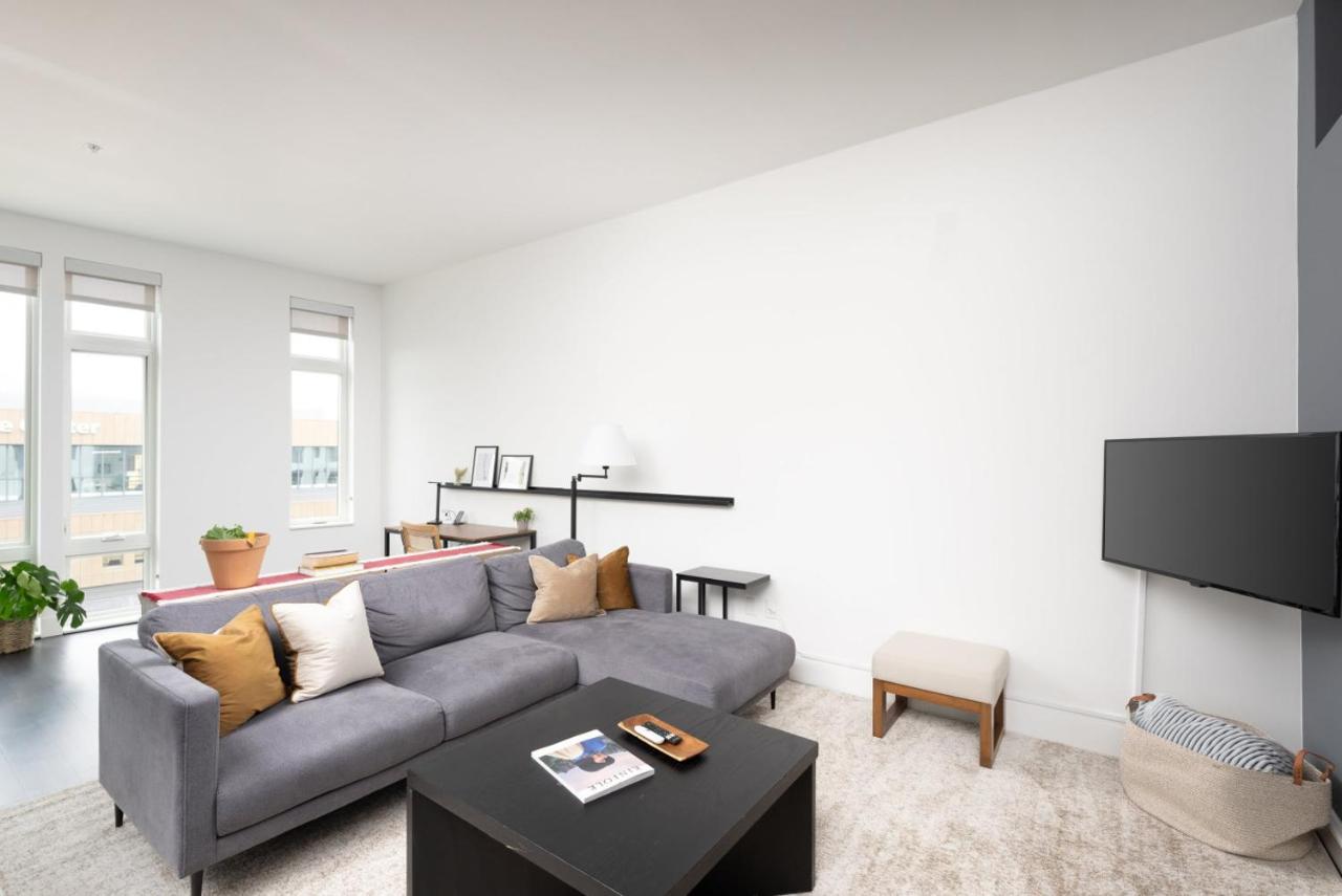 Modern Luxury 1BR Apt with Rooftop, Gym, and Parking - 5