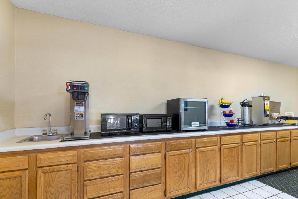 Econo Lodge Longmont East photo 4