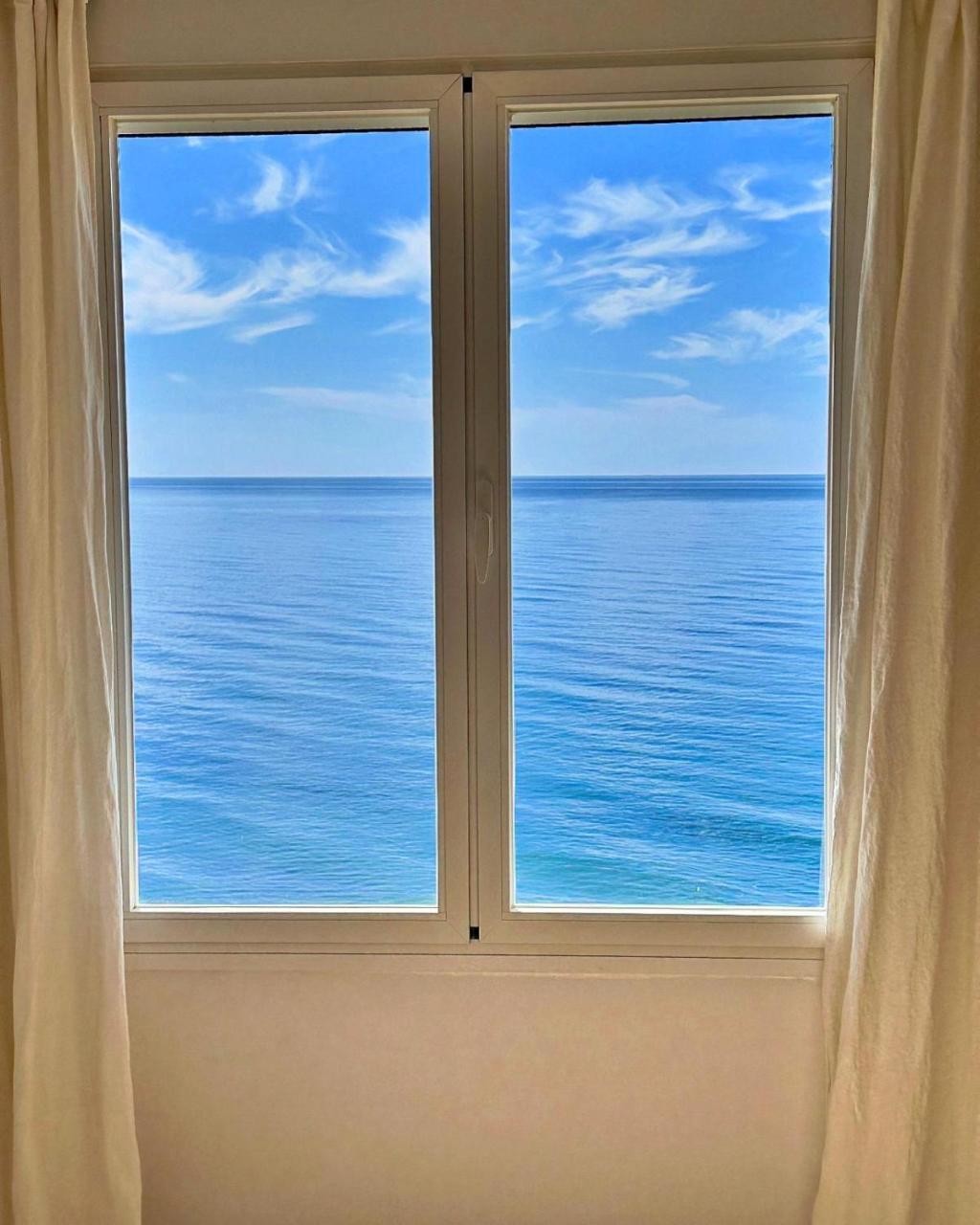 Modern beachfront apartment 2 Bdrm , incredible views - 4