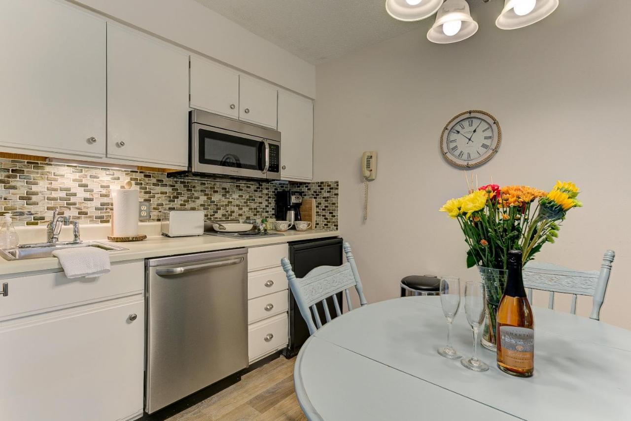 Gorgeous Grand Traverse Bay Beach Front Condo - 2