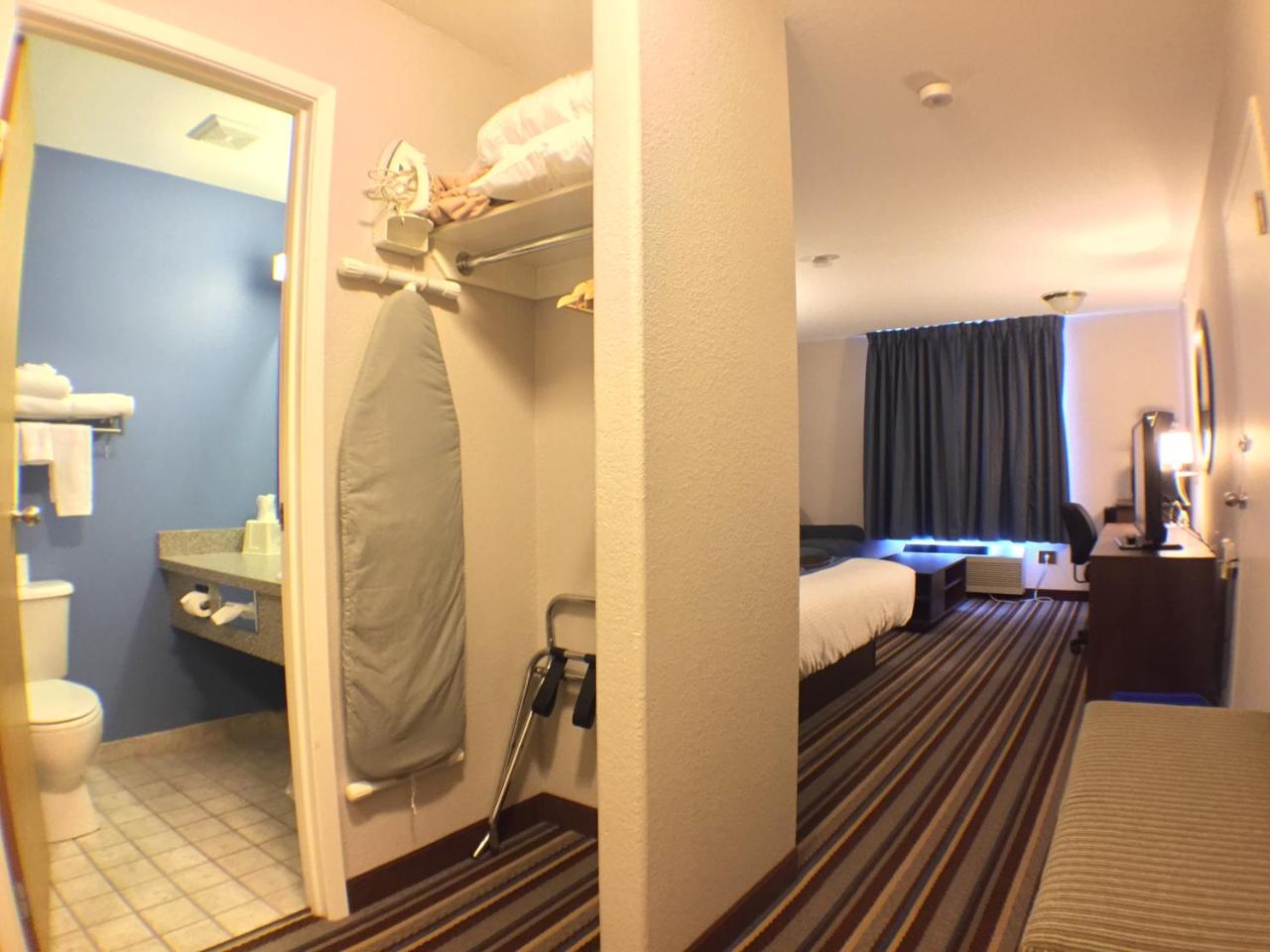 Super 8 by Wyndham Fort Frances photo 3
