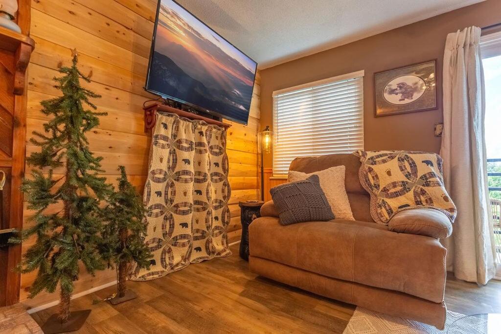 Smoky Get Together 2BR condo pools wifi - 2
