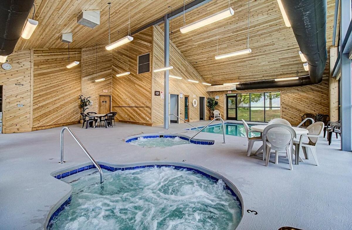 Retro and Relaxed Studio Condo for 2 - Park Views, Pools & Wifi - 2
