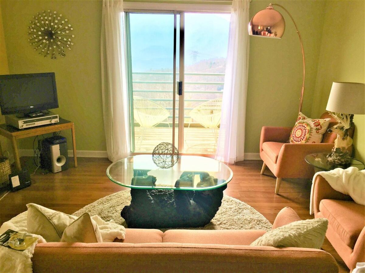 Retro and Relaxed Studio Condo for 2 - Park Views, Pools & Wifi - 4