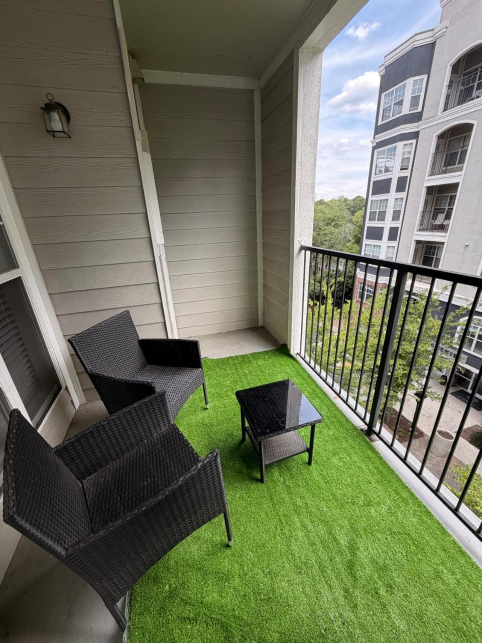 The Noir Nest Sleek, Stylish & Cozy Stay - 2